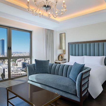 The Ritz-Carlton, Amman Hotell Exteriör bild A bedroom at the Four Seasons Hotel