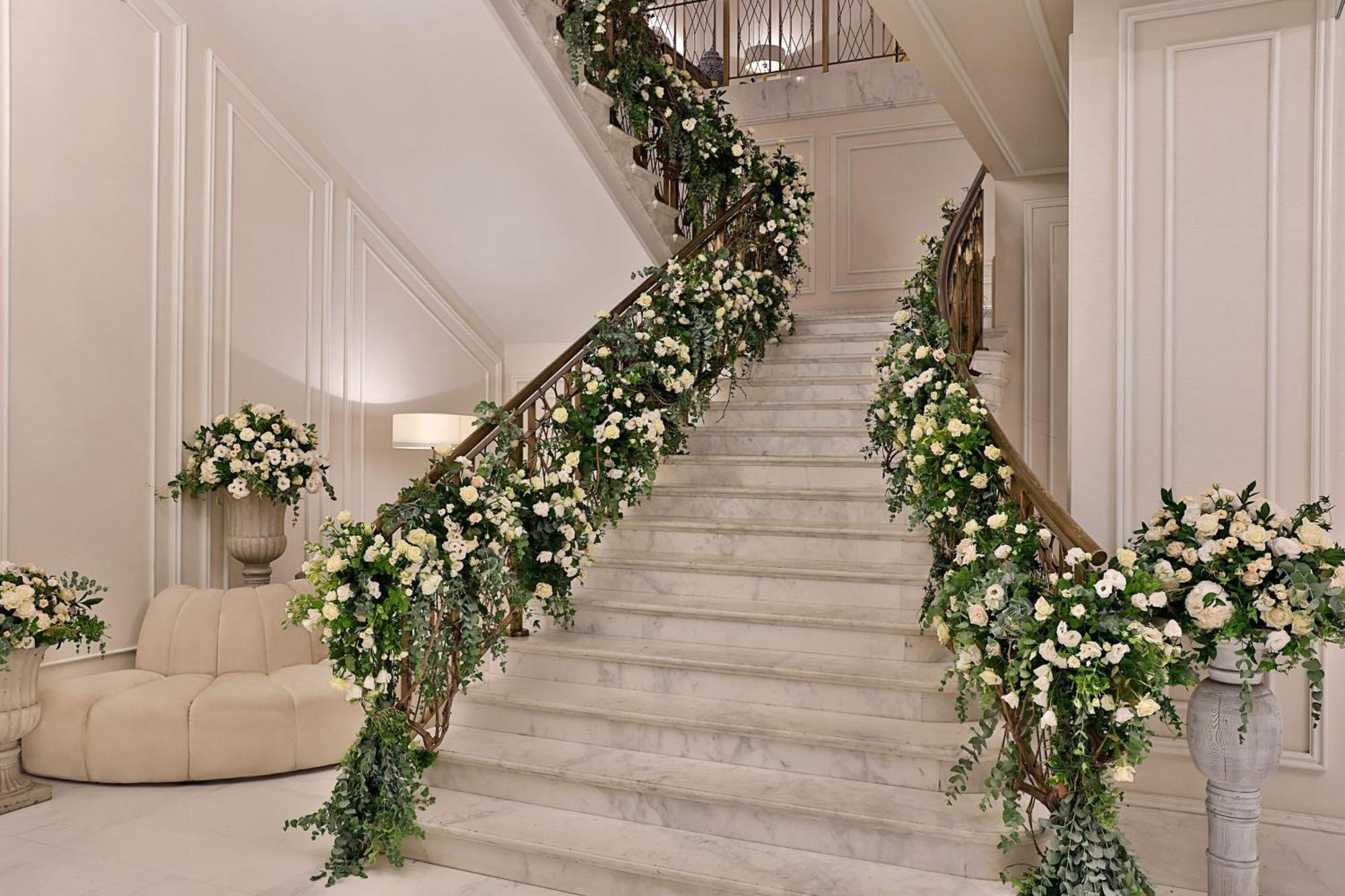 The Ritz-Carlton, Amman Hotell Exteriör bild The staircase of the hotel