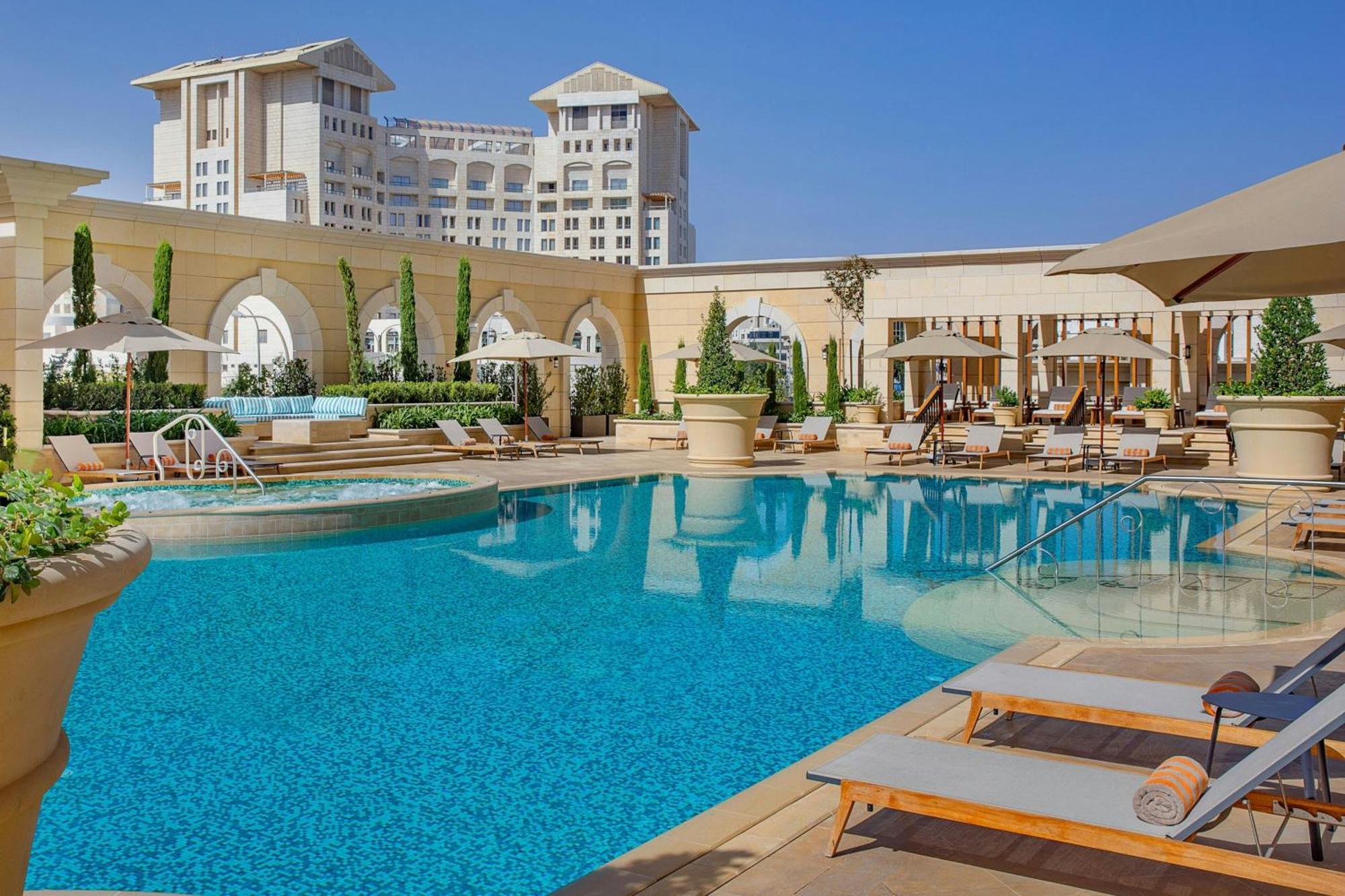 The Ritz-Carlton, Amman Hotell Exteriör bild The pool at the Four Seasons Hotel