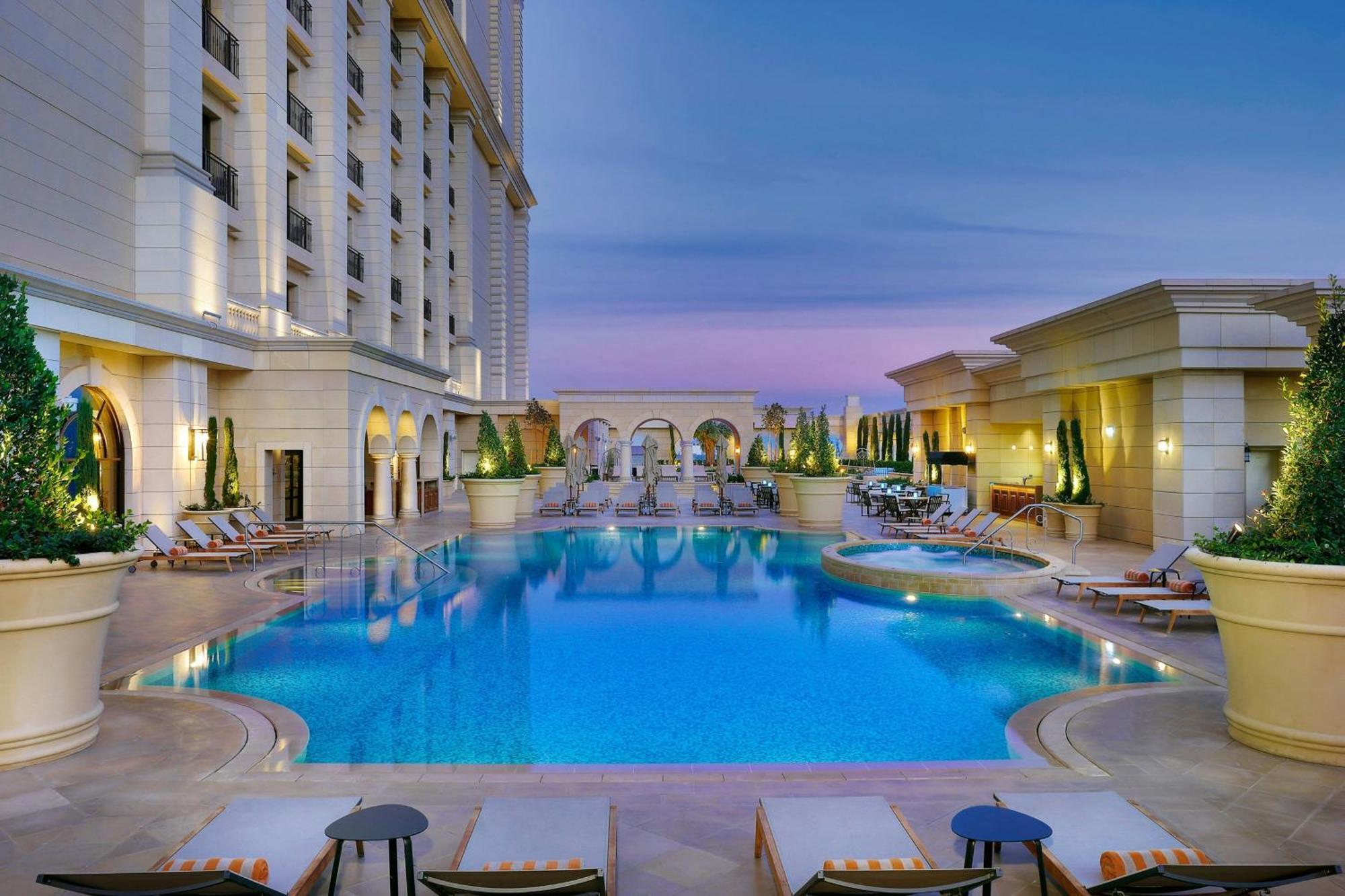 The Ritz-Carlton, Amman Hotell Exteriör bild The swimming pool at the hotel