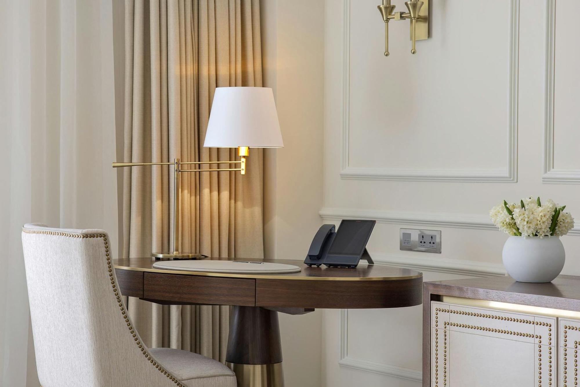 The Ritz-Carlton, Amman Hotell Exteriör bild A table lamp