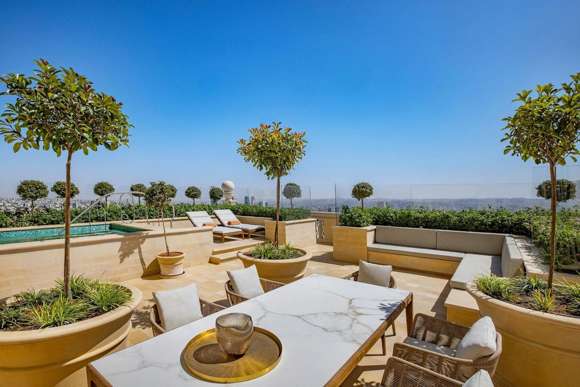 The Ritz-Carlton, Amman Hotell Exteriör bild The rooftop pool at the Four Seasons Hotel