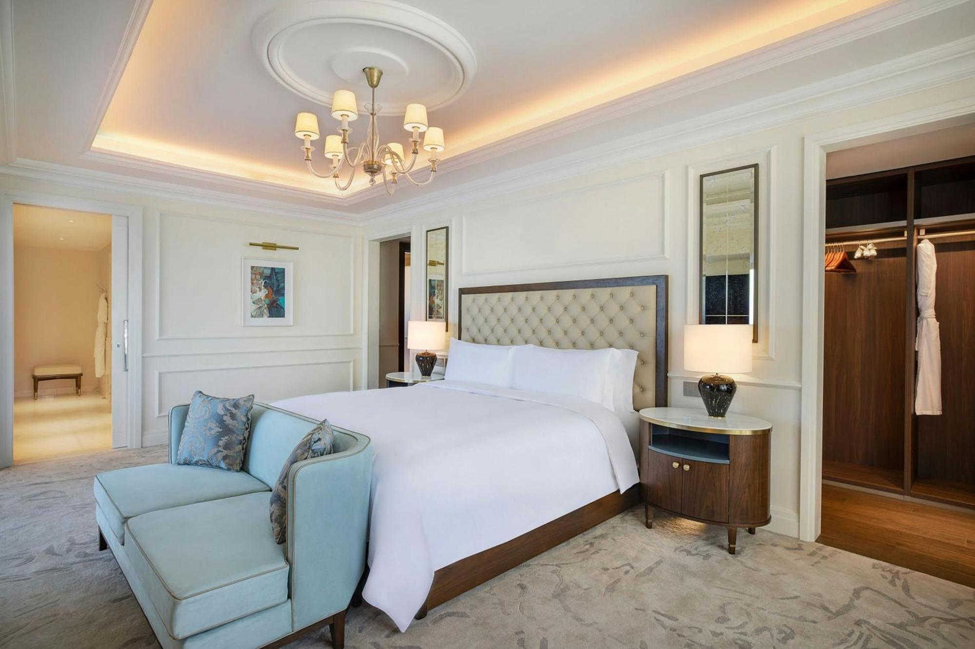The Ritz-Carlton, Amman Hotell Exteriör bild A bedroom at the hotel