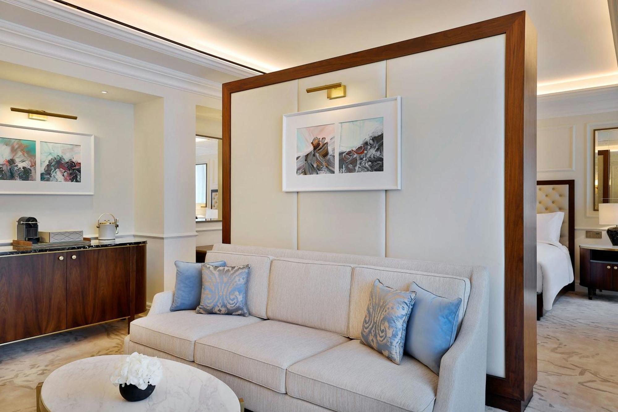 The Ritz-Carlton, Amman Hotell Exteriör bild A suite at the hotel