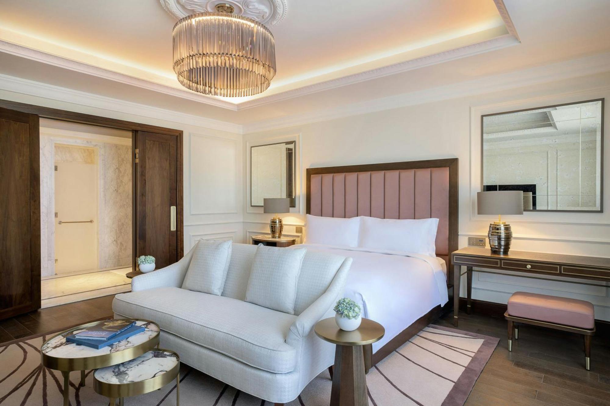 The Ritz-Carlton, Amman Hotell Exteriör bild A bedroom at the hotel
