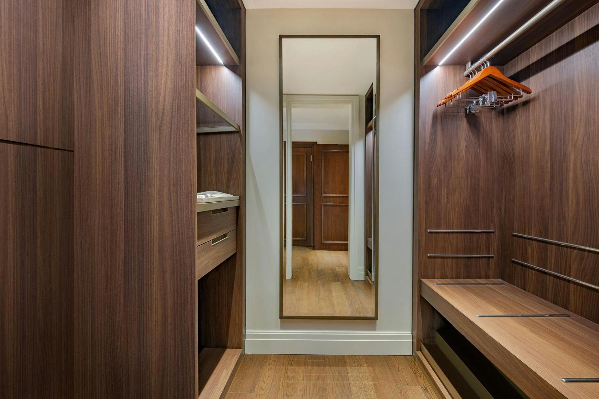 The Ritz-Carlton, Amman Hotell Exteriör bild A walk-in closet