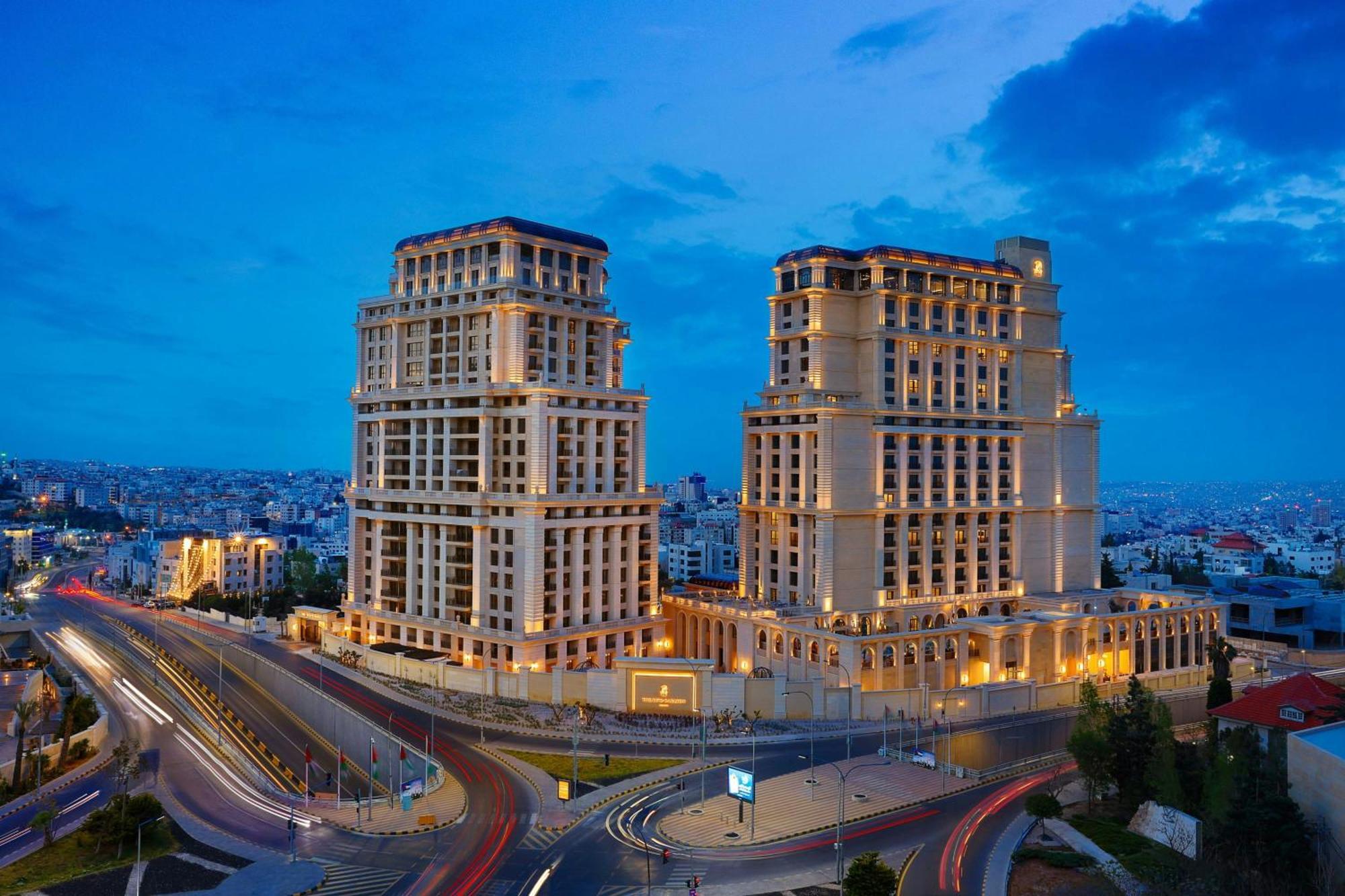 The Ritz-Carlton, Amman Hotell Exteriör bild The complex at night